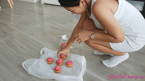 Analyn 74 - Crushing Cup Cakes