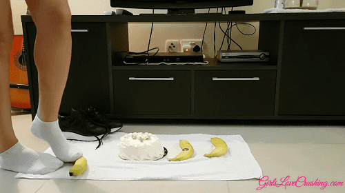 Anastasija 5 - Crushing Cake & 3 Bananas
