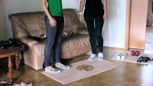 Three Girls crushing Jelly Baby Doormat - Drei Frauen putzen ihre Füße auf einem Gummibärchen Abtreter (0033n)
