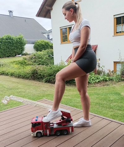 mia-nike-sneakers-bruder-truck